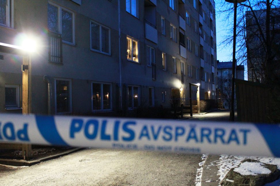 Polisavspärrningar efter mordet på en man i 30-årsåldern i Flemingsberg, söder om Stockholm, i mars 2023. Foto: Marko Säävälä/TT