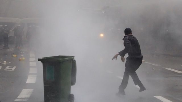 Ilskna demonstranter i EU-kvarteren i Bryssel på måndagen. Foto: Nicolas Landemard/AP/TT