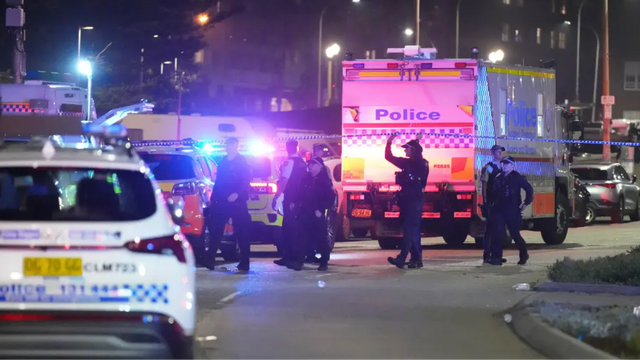 Poliser avspärrar ett område på Bondai Beach i Sydney efter terrordådet som krävde totalt tolv personers liv. Foto: Mark Baker/AP/TT