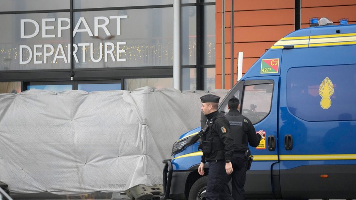 Fransk polis utanför flygplatsen Vatry där över 300 indiska resenärer hålls kvar sedan i torsdags. Foto: CHRISTOPHE ENA/AP/TT