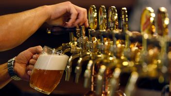 Tjeckiska UD varnar bland annat för öppettiderna på Systembolaget. Foto: Petr David Josek/AP/TT