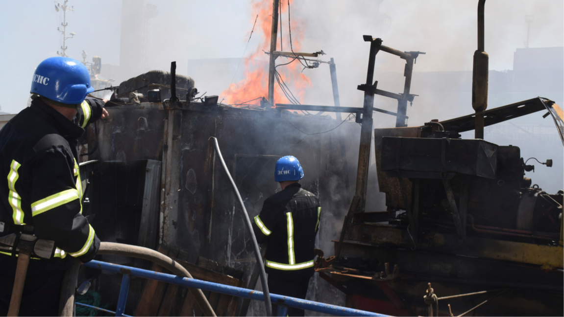 Dagen efter spannmålsavtalet attackerar Ryssland hamn i Odessa. Foto: Efrem Lukatsky/AP/TT