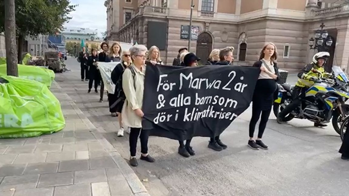 Sorgetåget inledde sin marsch vid Kungsträdgården i Stockholm. Bild: Faksimil Facebook