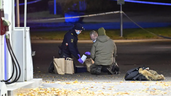 Polis och kriminaltekniker på plats efter larm om en skottlossning. Foto: Johan Nilsson/TT