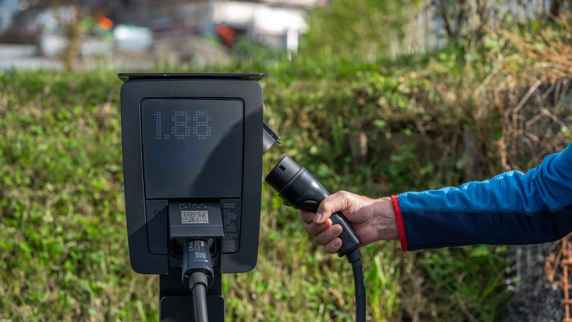 Norge har högst andel elbilar i världen, men behåller ändå högre koldioxidutsläpp än Sverige. Genrebild. Foto: Pexels