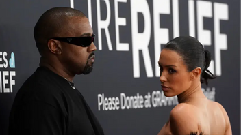 Ye, tidigare känd som Kanye West, och hans fru Bianca Censori på Grammy Awards i februari 2025. Foto: Jordan Strauss/AP/TT
