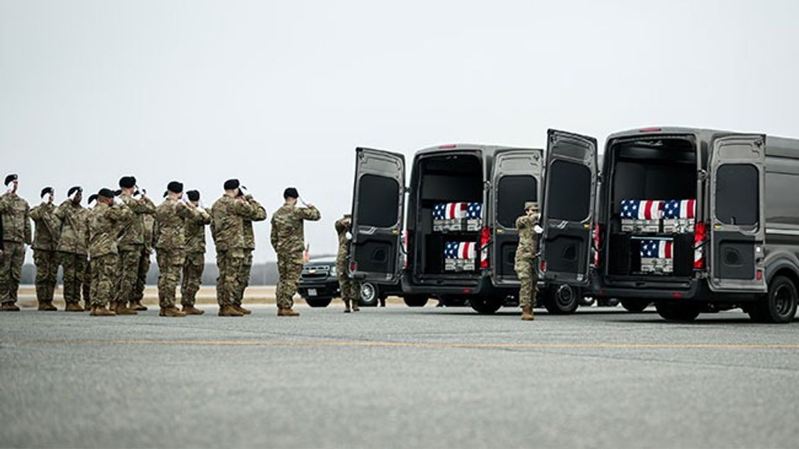 Sex avlidna amerikanska soldater transporteras hem efter en iransk drönarattack. Bild: The White House/Public Domain