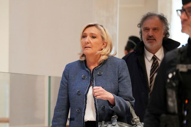 Flerfaldiga franska presidentkandidaten Marine Le Pen på väg in till domstolen. Foto: Thibault Camus/AP/TT