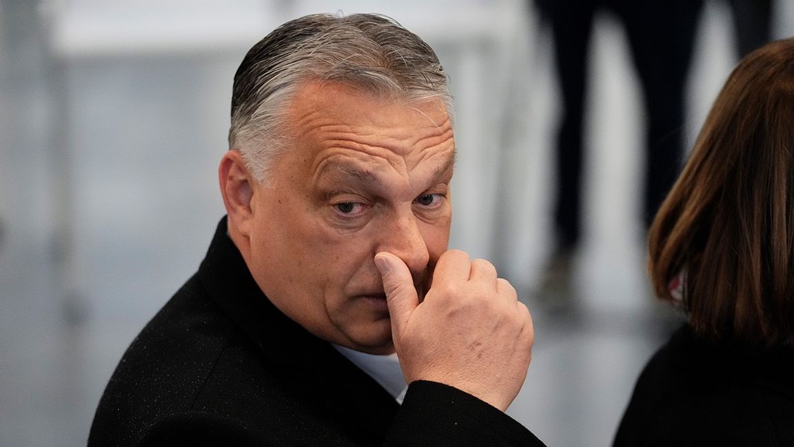 EU anser att premiärminister Viktor Orbáns Ungern bryter mot rättsstatsprinciperna. Nu riskerar landet att få minskade EU-bidrag. Foto: Petr David Josek/TT