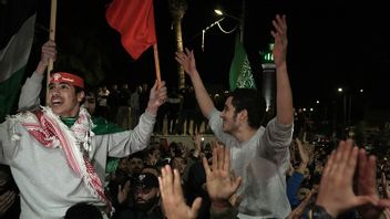 Palestinska fångar släppta av Israel välkomnas tillbaka till Västbanken. Fångarna släpptes i utbyte mot 17 i gisslan tagna av Hamas den 7 oktober. Foto: Nasser Nasser/AP/TT