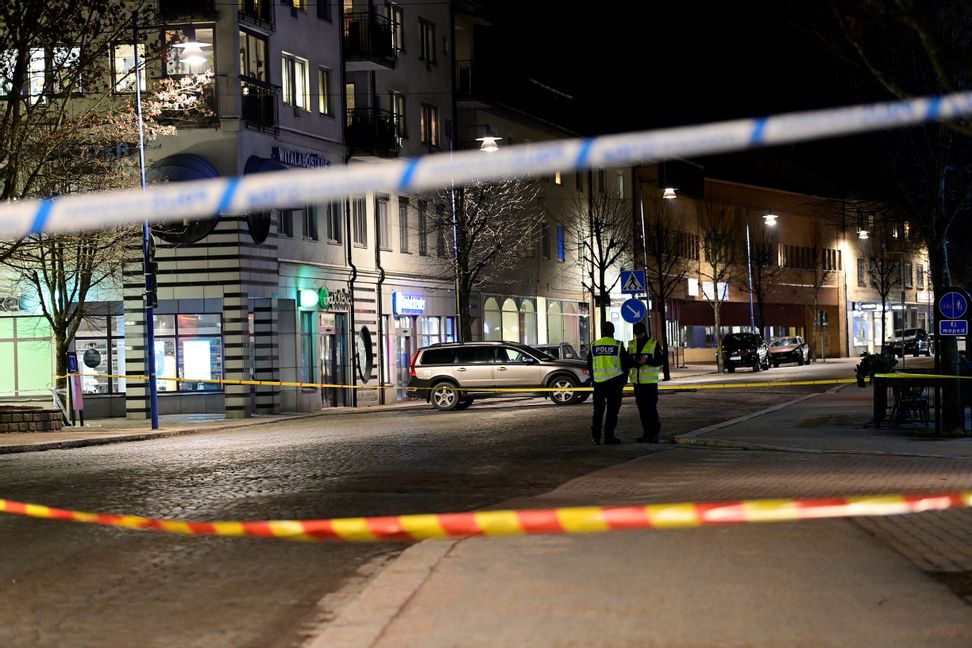 Ett vittne beskriver hur polisen spärrade av ”hela Vetlanda” efter det misstänkta terrordådet. Foto: Mikael Fritzon/TT.