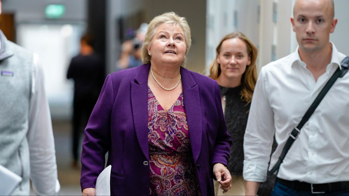 Erna Solberg på väg till presskonferensen där hon meddelade sin avgång. Gorm Kallestad/NTB/TT