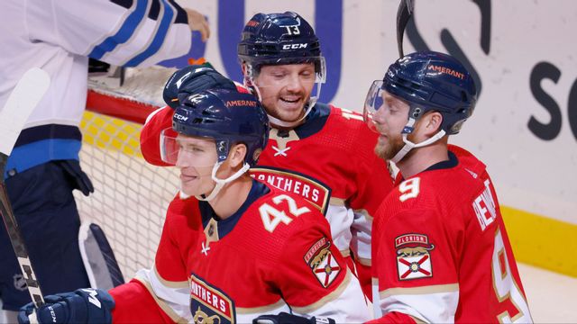 Floridas Gustav Forsling (42) efter ett av sina två mål mot Winnipeg. Foto: Reinhold Matay/AP/TT 