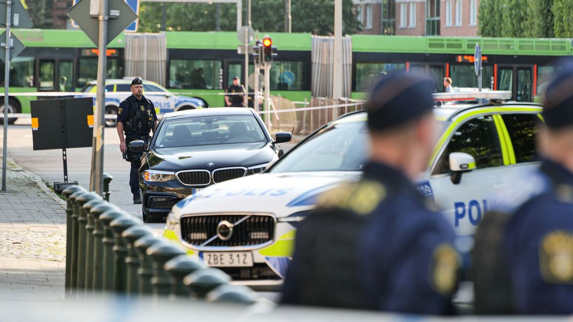 Bild från platsen i Malmö där en bil körde på flera människor på torsdagen. Foto: Mikael Nilsson/TT