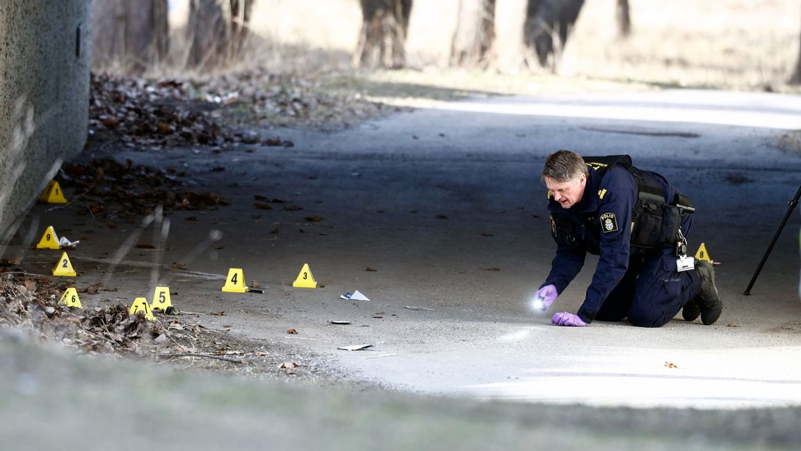 Polistekniker på plats efter att en person skjutits i Södertälje på fredagen. Foto: Stefan Jerrevång/TT