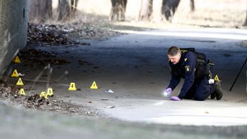 Polistekniker på plats efter att en person skjutits i Södertälje på fredagen. Foto: Stefan Jerrevång/TT