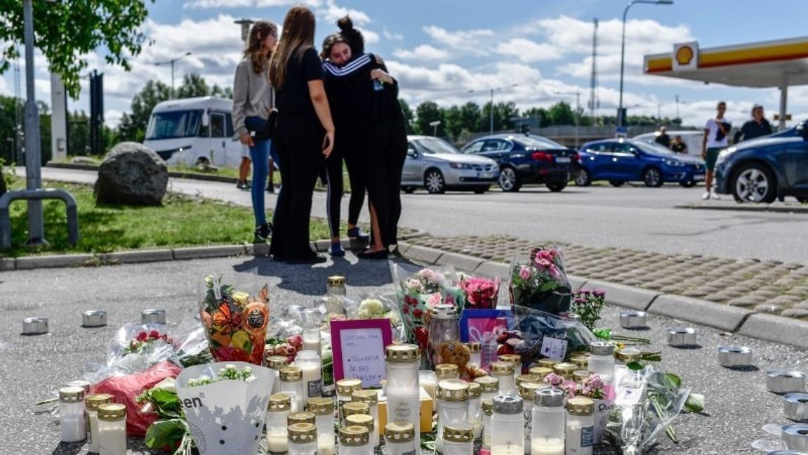Sörjande minns den tolvåriga flickan Adriana som dödades i Botkyrka sommaren 2020. Foto: Stina Stjernkvist