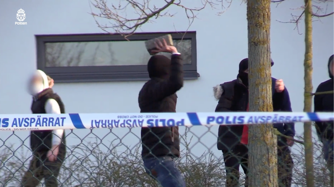 Kravallscener från Malmö påsken 2022, där polisen utsattes för stenkastning och brandbomber. Foto: Polisen