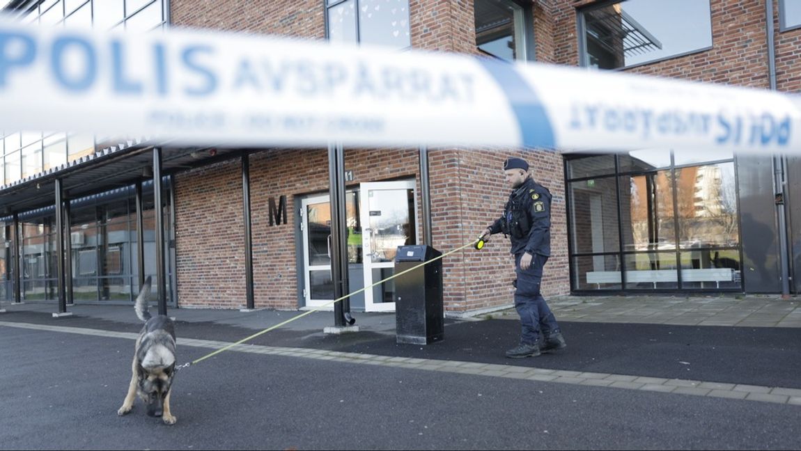 Polisen har spärrat av skolbyggnaden efter knivattacken. Foto: Pavel Koubek/TT