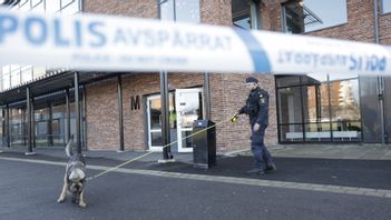 Polisen har spärrat av skolbyggnaden efter knivattacken. Foto: Pavel Koubek/TT