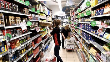 Svensk Handel vill frysa ingångslönerna på 25 243 kronor för att fortsätta vara en väg in i arbetslivet för unga. Foto:  Lindahl Björn