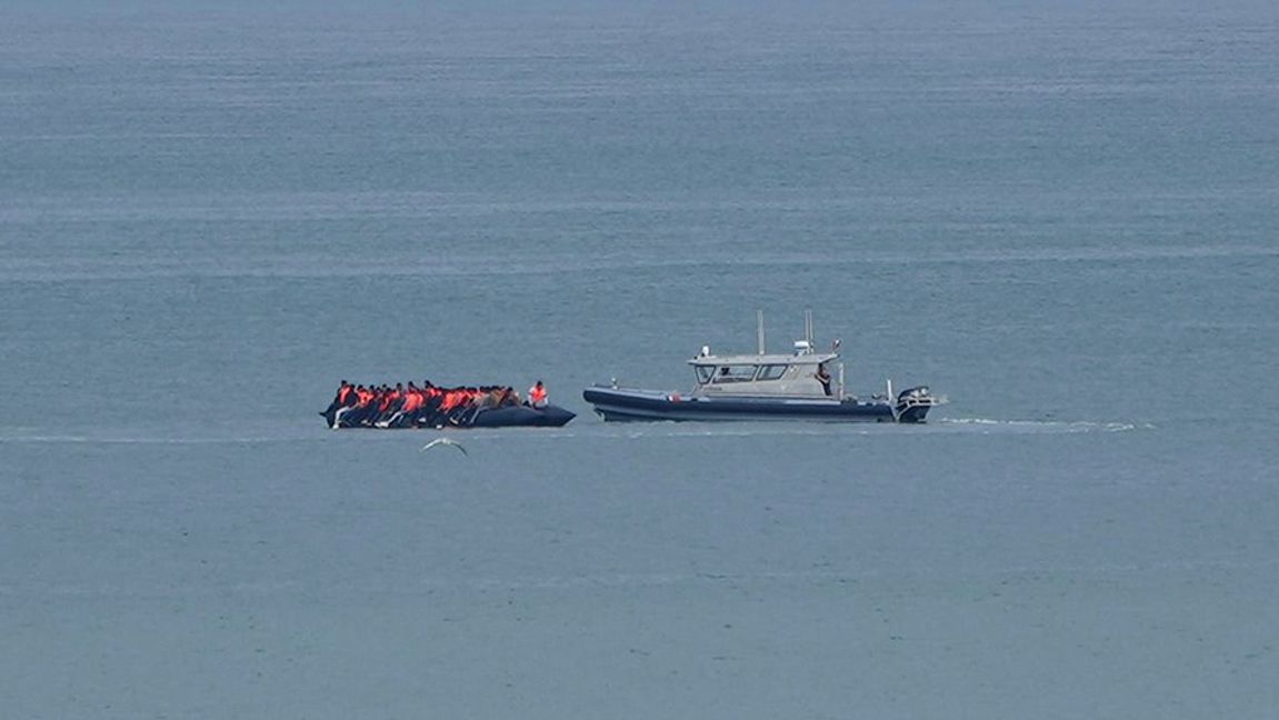 En båt som tros innehålla migranter i Engelska kanalen utanför Wimereux, Frankrike, i september 2024. I Storbritannien har den illegala invandringen över kanalen blivit en politisk het potatis. Foto: Nicolas Garriga/AP/TT