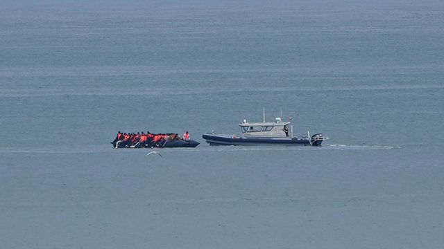 En båt som tros innehålla migranter i Engelska kanalen utanför Wimereux, Frankrike, i september 2024. I Storbritannien har den illegala invandringen över kanalen blivit en politisk het potatis. Foto: Nicolas Garriga/AP/TT