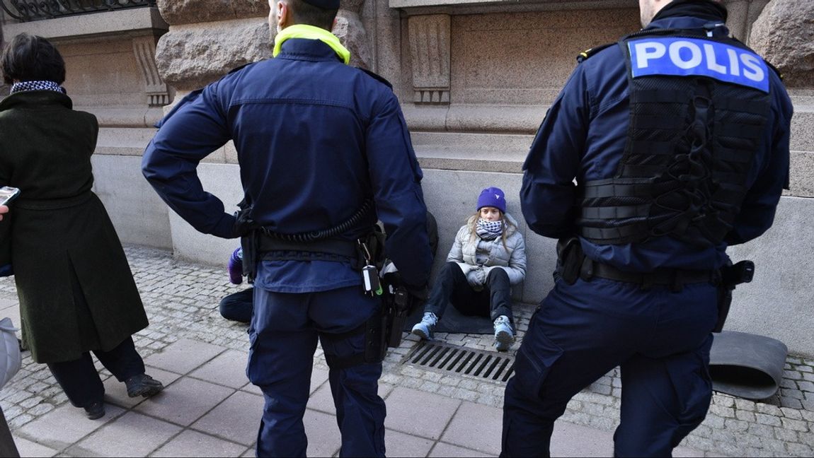 Greta Thunberg utanför riksdagen. Foto: Samuel Steén/TT