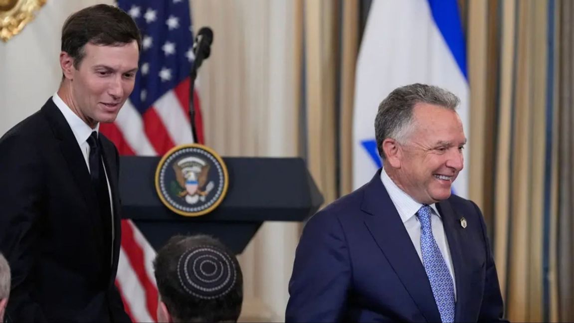 Jared Kushner och Steve Witkoff lyssnar på Donald Trumps tal i israeliska Knesset 29 september Foto: Alex Brandon/AP/TT