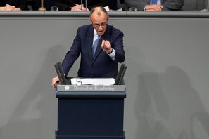 Den tyske oppositionsledaren Friedrich Merz (CDU) talar under debatten om förslaget som antogs av parlamentet. Markus Schreiber/AP/TT