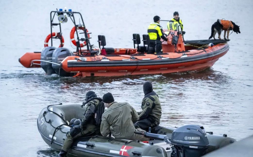 Dansk polis söker efter den försvunne pojken i Helsingörs hamn Foto: Johan Nilsson/TT