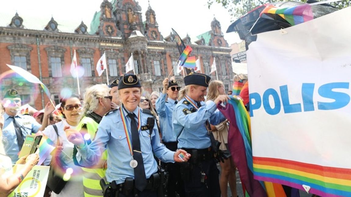 Poliser från Malmö deltog i Prideparaden 2022. Foto: Andreas Hillergren/TT.