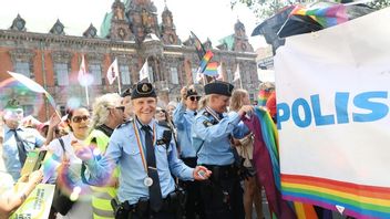 Poliser från Malmö deltog i Prideparaden 2022. Foto: Andreas Hillergren/TT.