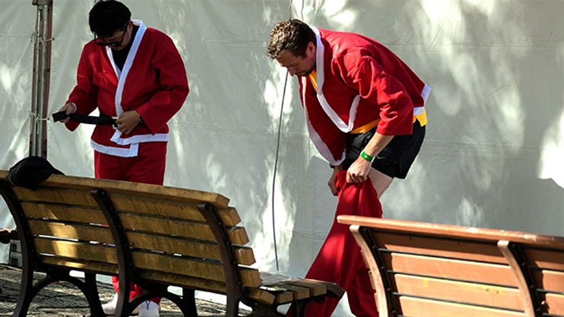 Jultomtar som, i motsats till artikelns tomte, klär på sig. Bild: AP Photo/Eugene Hoshiko