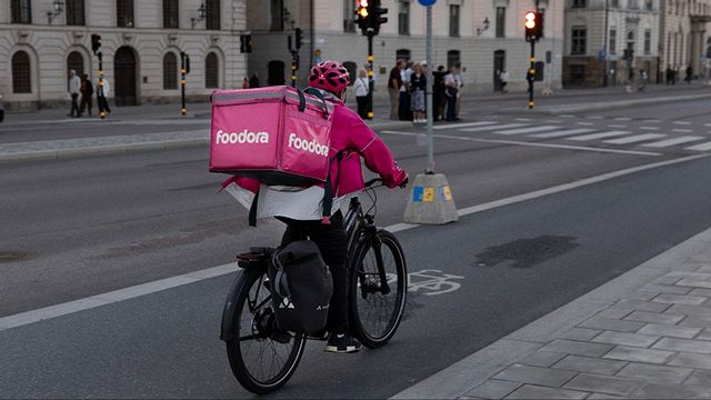 Foodora-bud i Stockholm. Snart börjar matbudsjätten leverera via drönare. Foto: Mickan Mörk/TT