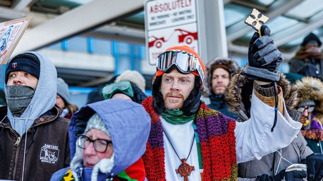 Demonstranter vid Minneapolis flygplats på fredagen. Mer än hundra religiösa ledare greps i samband med demonstrationen. Foto: Kerem Yücel/AP/TT