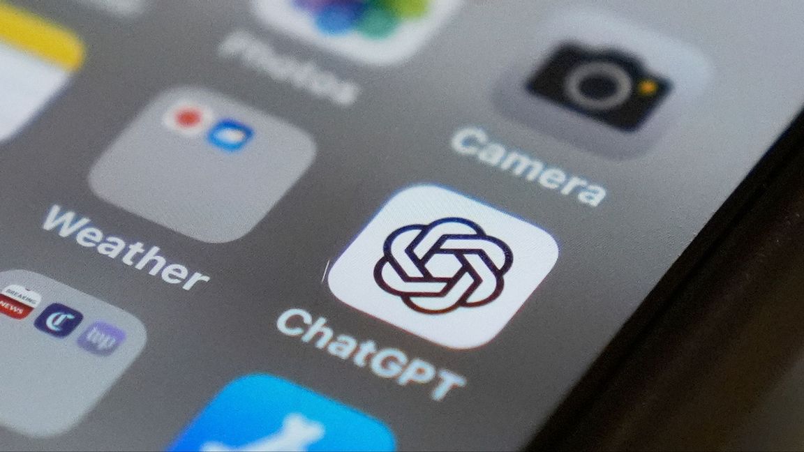 Chat GPT. AI-chattar vinner terräng bland svenska internetanvändare, särskilt i yngre åldersgrupper. Foto: Kiichiro Sato/AP/TT