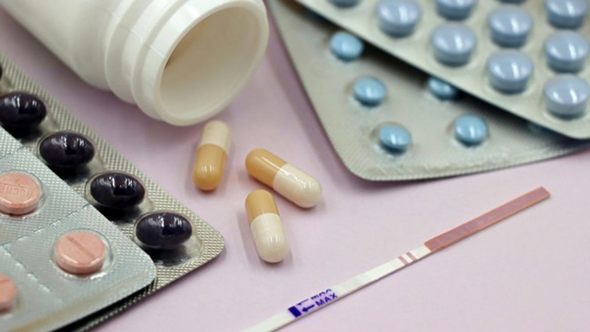 Hormonbehandlingar och läkemedel används vid könsbekräftande vård – nu avslöjar ny forskning bristande evidens. Foto: Pexels.