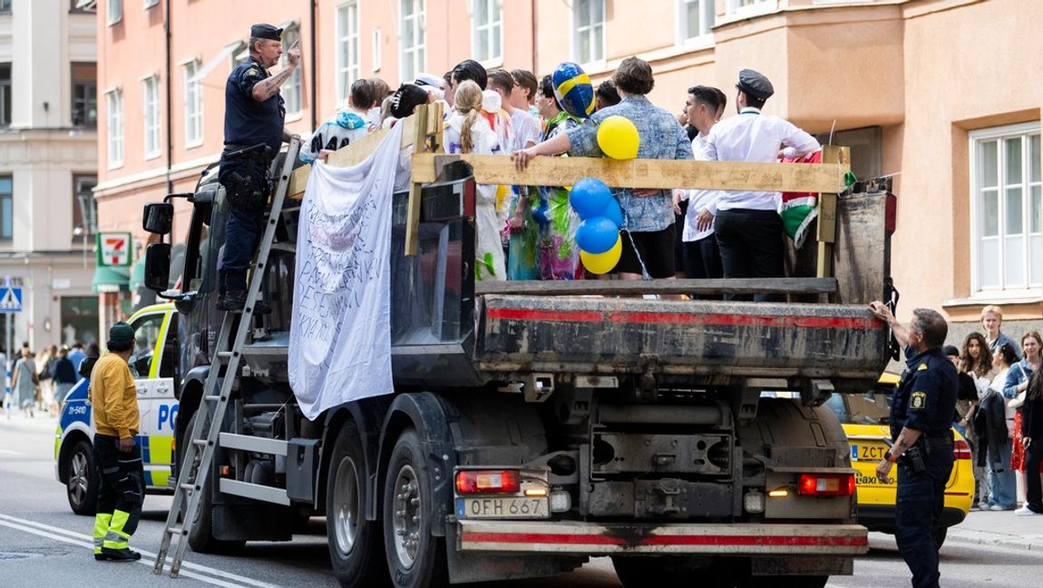 Poliser som stoppar studenter som åker på flaket kan bli en vanligare syn. Foto: Henrik Montgomery/TT