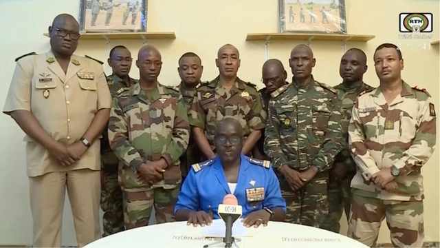 Nigerianska militärer framträdde sent på onsdagen i nationell tv i Niger och uppgav att de avsatt landets president Mohamed Bazoum. Foto: ORTN via AP/TT 