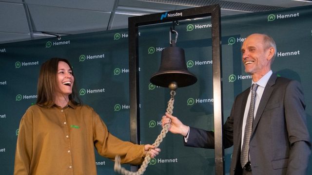 Hemnets vd Cecilia Beck-Friis och styrelseordförande Håkan Erixson i samband med att Hemnet börsnoterades. Foto: Fredrik Sandberg/TT.