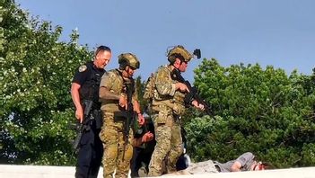 Personal från Secret Service står på taket som Secret Service-chefen Kim Cheatle har påstått var för brant. Foto: X