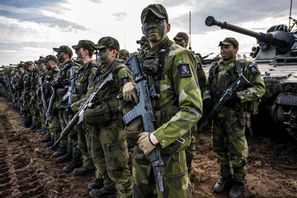 Värnpliktiga soldater framför en rad med Stridsfordon 90 på Södra Skånska Regementet P 7. Arkivbild. Johan Nilsson/TT