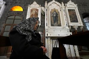 En syriska på en mässa i en Damaskus-kyrka i förra veckan, efter diktatorn Bashar al-Assads fall. Hussein Malla/AP/TT