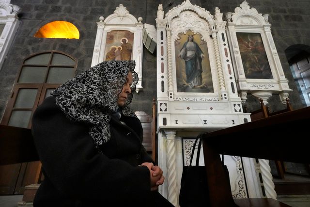 En syriska på en mässa i en Damaskus-kyrka i förra veckan, efter diktatorn Bashar al-Assads fall. Hussein Malla/AP/TT