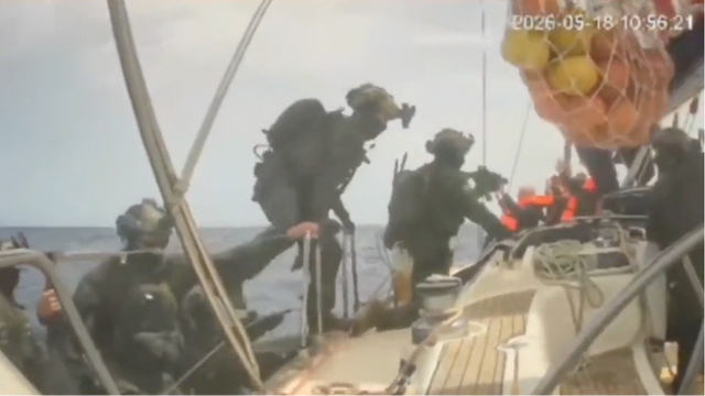 Israeliska soldater bordar ett fartyg i flottiljen. Foto: Skärmavbild  Global Sumud Flotilla 