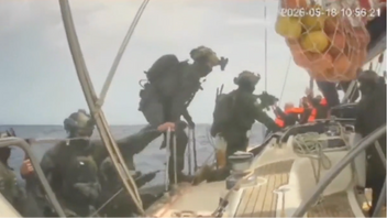 Israeliska soldater bordar ett fartyg i flottiljen. Foto: Skärmavbild Global Sumud Flotilla