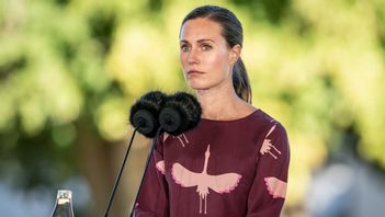 Finlands statsminister Sanna Marin har öppnat för att bygga en mur mot Ryssland och kommer inom kort träffa partiledarna för överläggningar. Den svenska reaktionen är väldigt annorlunda än den när Israel byggde sin barriär. Foto: Mads Claus Rasmussen/TT  