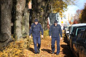 Lokalpolisområdeschef i Gästrikland Temo Allenbäck (till vänster) på plats i Stenebergsparken i stadsdelen Brynäs där en ung man sköts ihjäl sent på lördagskvällen. Roger Nilsson / TT