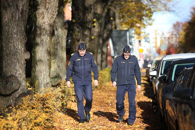Lokalpolisområdeschef i Gästrikland Temo Allenbäck (till vänster) på plats i Stenebergsparken i stadsdelen Brynäs där en ung man sköts ihjäl sent på lördagskvällen. Roger Nilsson / TT